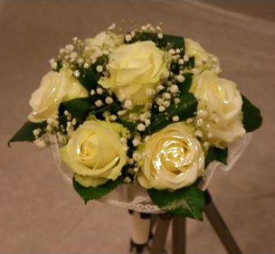 Buchet pentru mireasa 7 fire trandafiri albi mod 810 de la Floraria Stil