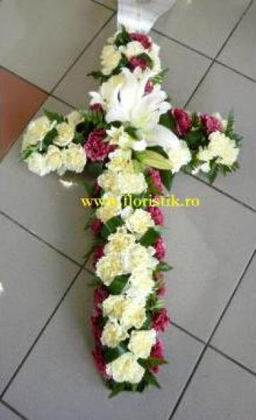 Aranjament funerar din flori de la Floristik Design Srl