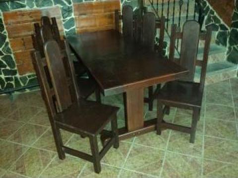 Masa cu sase scaune din lemn de stejar pentru living de la Expres Com Alim Srl.