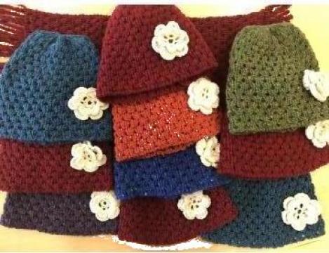 Caciula din lana, tricotata, floare hand made de la Smart Riviera Srl