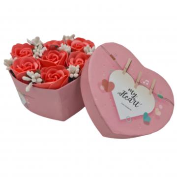 Aranjament floral 7 trandafiri rosii de sapun cutie inima de la Dali Mag Online Srl