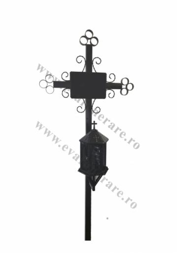 Cruce de metal neagra de la Casa Funerara Eva Srl
