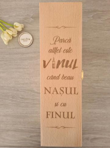 Cutie de vin personalizata pentru nasi