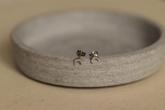 Cercei semiluna micuti de la Raw Jewellery Srl