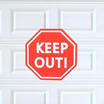 Placa metalica decorativa 30-35cm - Keep Out de la Plasma Trade Srl (happymax.ro)