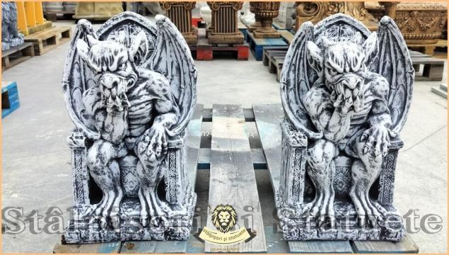 Statueta Gargoyles pe tron gri patinat