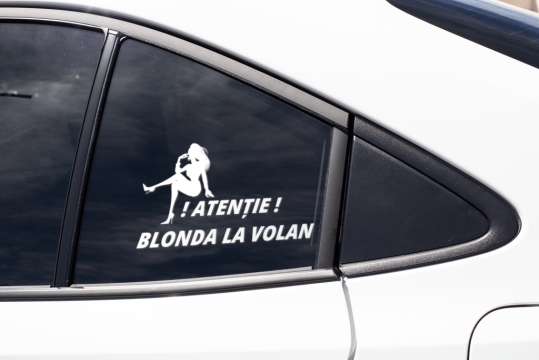 Sticker auto - Atentie blonda la volan de la Elvis Fit Enterprises Srl