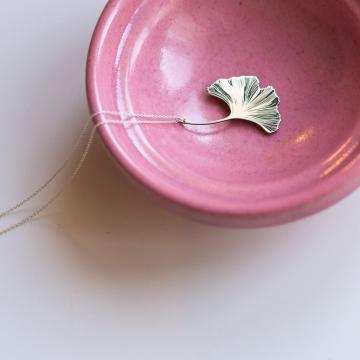 Lantisor lung argint cu ginkgo biloba de la Raw Jewellery Srl