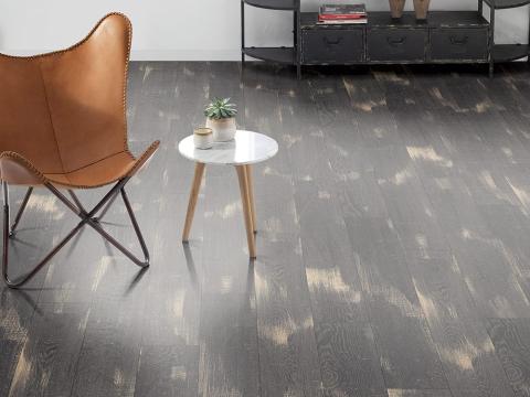 Parchet laminat Egger EPL042AQ Stejar Halford negru 8 mm de la Visaria Design Srl.