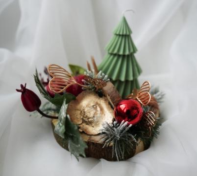 Aranjament pe felie de lemn cu lumanare bradut parfumata de la Flower Power Gift
