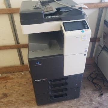 Copiator multifunctional Konica Miolta C227