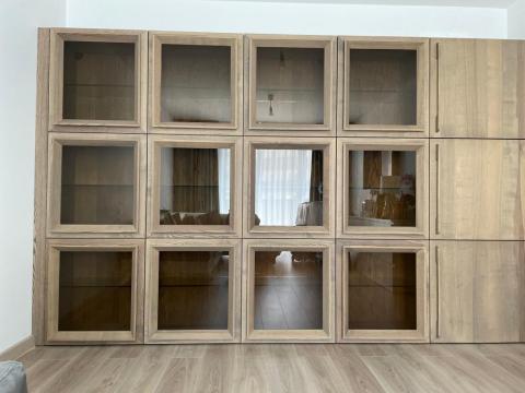 Biblioteca living din lemn de frasin cu geamuri fumurii de la Dada-Holz