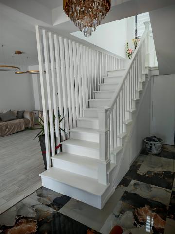 Scara lemn masiv vopsita alb de la Venbocons Srl